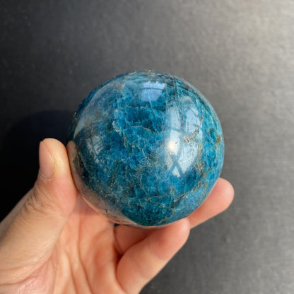 Sfera di apatite blu naturale adhd aspie shop neurodivergenti neurodivergenza ADHD autism dyspraxia dyslexia spectrum neurodiversity neurodiverse conditions Tourette down dyscalculia Irlen