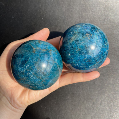 Sfera di apatite blu naturale adhd aspie shop neurodivergenti neurodivergenza ADHD autism dyspraxia dyslexia spectrum neurodiversity neurodiverse conditions Tourette down dyscalculia Irlen