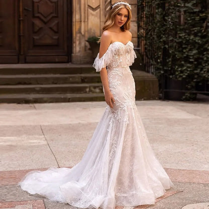 Abito da sposa in tulle a sirena con scollatura e spalline cadenti in stile boho romantico aspie shop neurodivergenti neurodivergenza ADHD autism dyspraxia dyslexia spectrum neurodiversity neurodiverse conditions Tourette down dyscalculia Irlen autisme dyspraxie spectre dyslexie neurodiversité affections dyscalculie neurodivergents syndrome Asperger moda donna uomo bambino abbigliamento accessori mode femmes hommes enfants vêtements accessoires fashion women men children clothing accessories