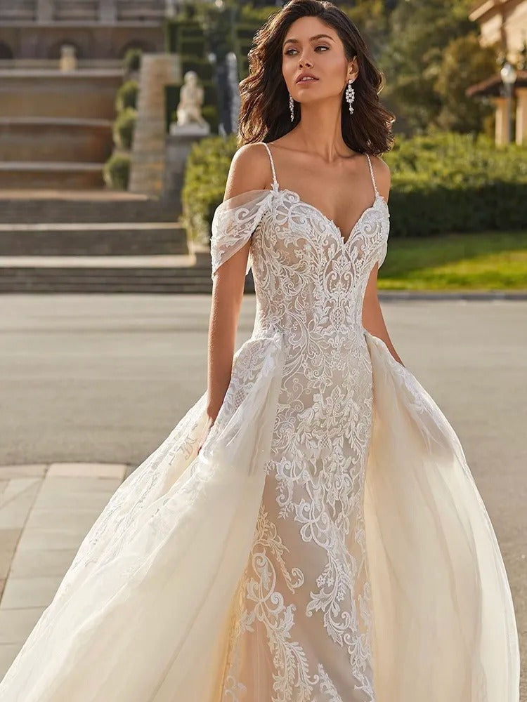 Abito da sposa elegante con scollo a V e tulle rimovibile a strascico medioaspie shop neurodivergenti neurodivergenza ADHD autism dyspraxia dyslexia spectrum neurodiversity neurodiverse conditions Tourette down dyscalculia Irlen autisme dyspraxie spectre dyslexie neurodiversité affections dyscalculie neurodivergents syndrome Asperger moda donna uomo bambino abbigliamento accessori mode femmes hommes enfants vêtements accessoires fashion women men children clothing accessories