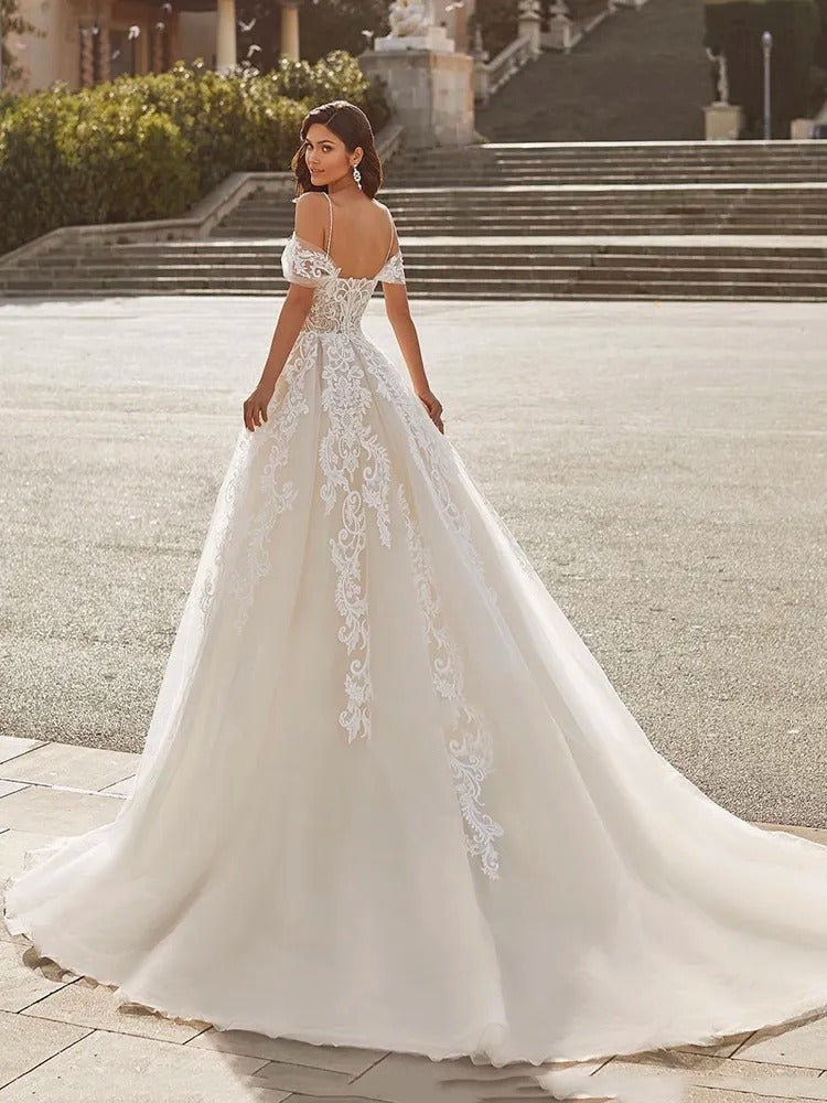 Abito da sposa elegante con scollo a V e tulle rimovibile a strascico medioaspie shop neurodivergenti neurodivergenza ADHD autism dyspraxia dyslexia spectrum neurodiversity neurodiverse conditions Tourette down dyscalculia Irlen autisme dyspraxie spectre dyslexie neurodiversité affections dyscalculie neurodivergents syndrome Asperger moda donna uomo bambino abbigliamento accessori mode femmes hommes enfants vêtements accessoires fashion women men children clothing accessories